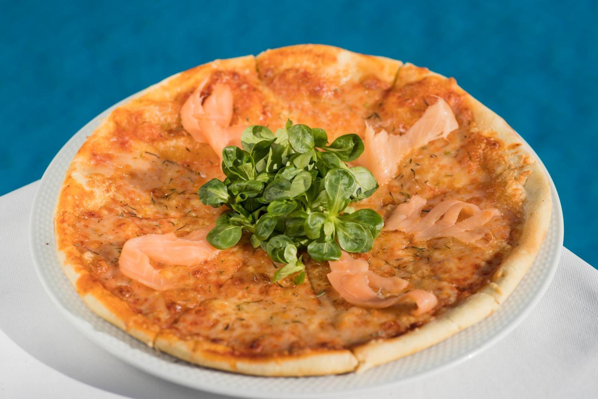 Grand Mogador Agdal & Spa Marakeş Dış mekan fotoğraf A salmon pizza