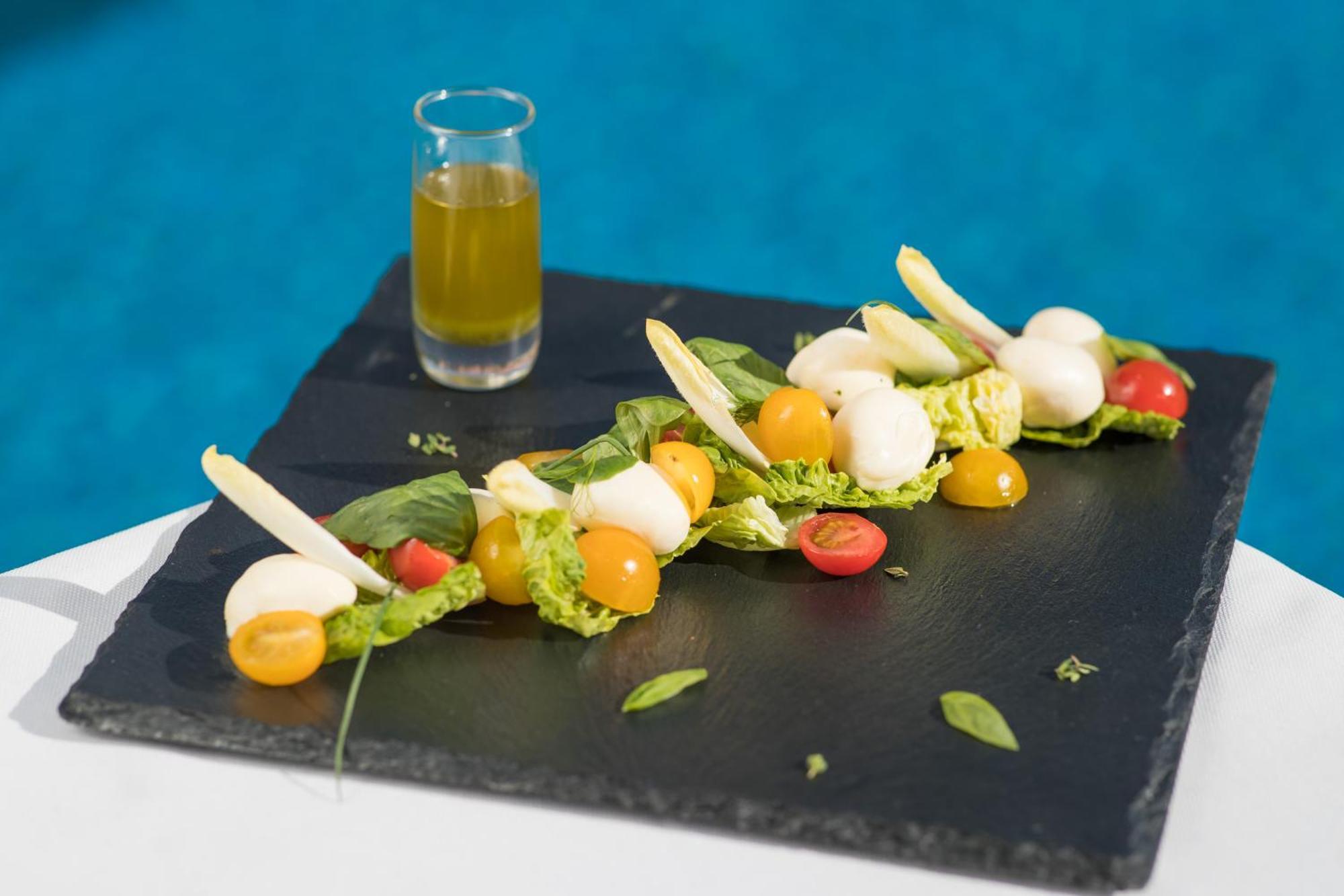 Grand Mogador Agdal & Spa Marakeş Dış mekan fotoğraf A salad with mozzarella